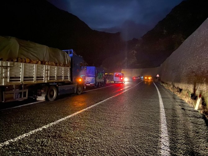 Heyelan Nedeniyle Artvin- Yusufeli Karayolu Ulaşıma Kapandı