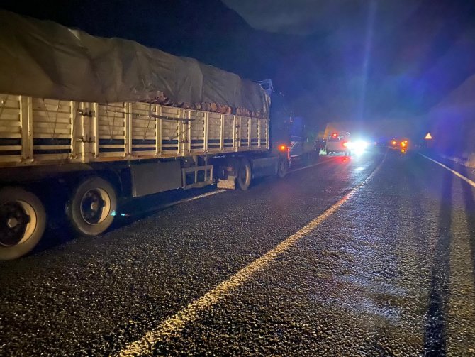 Heyelan Nedeniyle Artvin- Yusufeli Karayolu Ulaşıma Kapandı