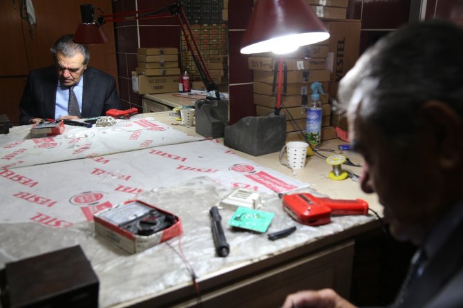 Yarım Asırdır Takım Elbiseyle Televizyon Tamir Ediyor