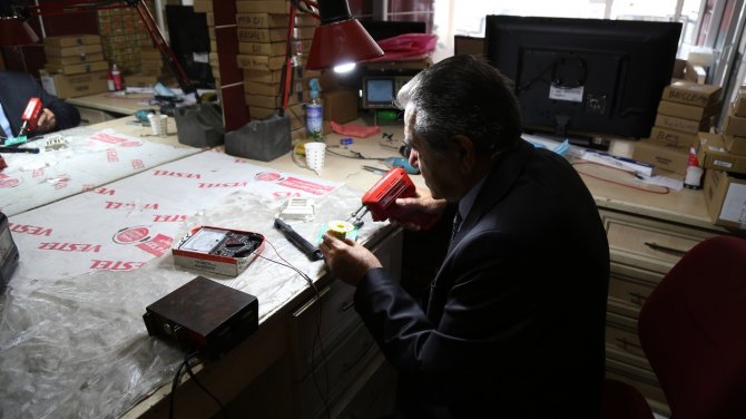 Yarım Asırdır Takım Elbiseyle Televizyon Tamir Ediyor