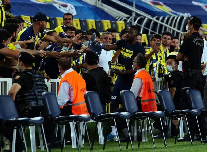 Fenerbahçeli Futbolculardan Taraftara Tişört