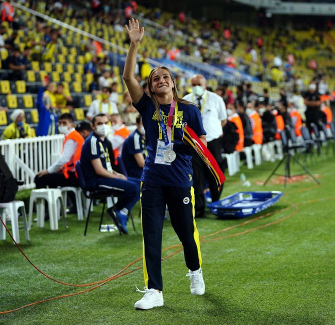 Buse Naz Çakıroğlu Kadıköy’de