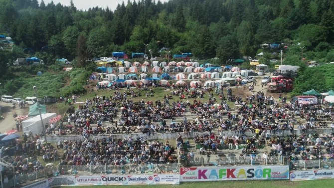 Kafkasör Boğa Güreşleri Renkli Görüntülere Sahne Oldu