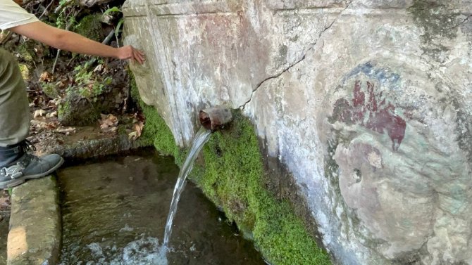 Görenler Şok Oldu... 2 Bin Yıllık Lahitten 150 Yıldır Su Akıyor