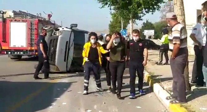 Servis Minibüsü İle Otomobil Çarpıştı: 9 Yaralı