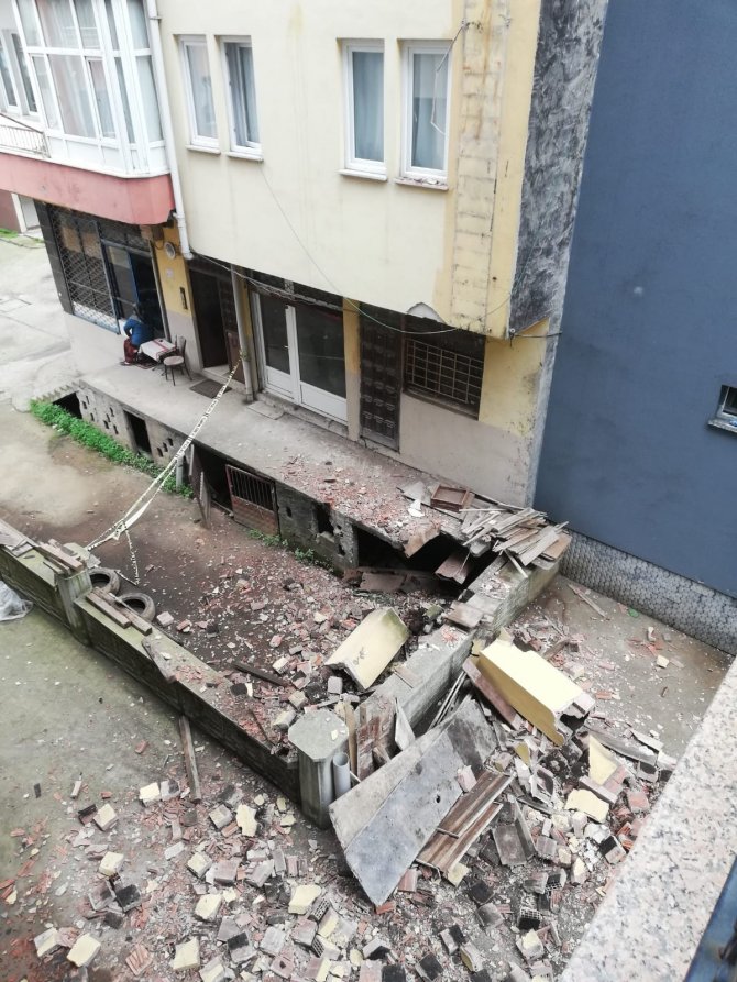 Artvin’de Şiddetli Rüzgar Bir Apartmanın Bacasının Yıkılmasına Sebep Oldu