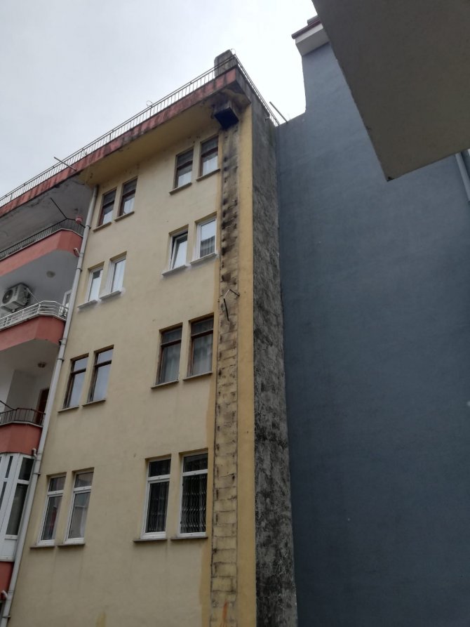 Artvin’de Şiddetli Rüzgar Bir Apartmanın Bacasının Yıkılmasına Sebep Oldu