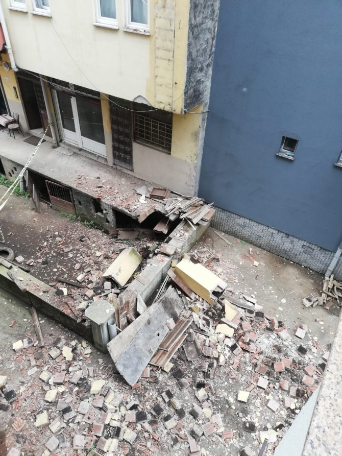 Artvin’de Şiddetli Rüzgar Bir Apartmanın Bacasının Yıkılmasına Sebep Oldu