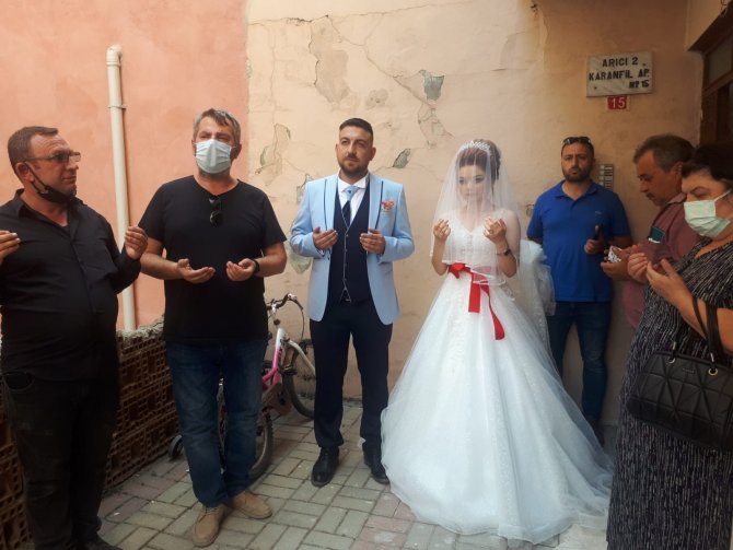 Halk Otobüsü Gelin Arabası Oldu