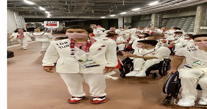 Türkiye Paralimpik Milli Takımı Geçit Törenini Coşkuyla Bekledi