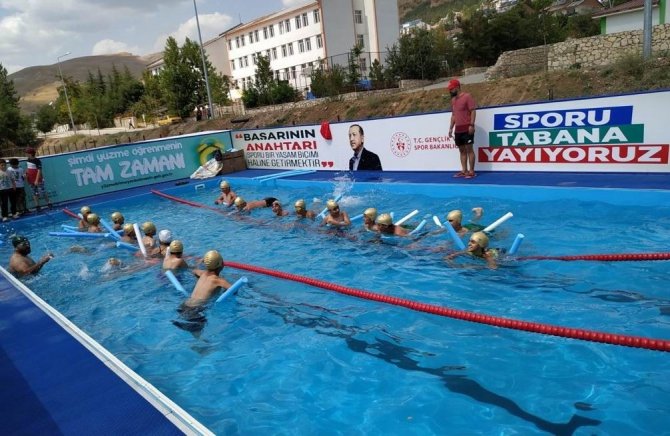 Tunceli’de Yüzme Bilmeyenler İçin Portatif Yüzme Havuzu Oluşturuldu