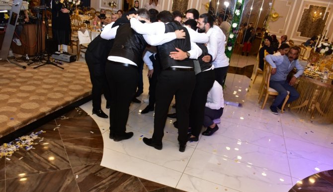Evlilik Sorusuna Arkadaşlarına Danışarak Cevap Veren Damat Güldürdü