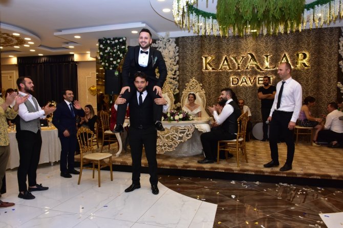 Evlilik Sorusuna Arkadaşlarına Danışarak Cevap Veren Damat Güldürdü
