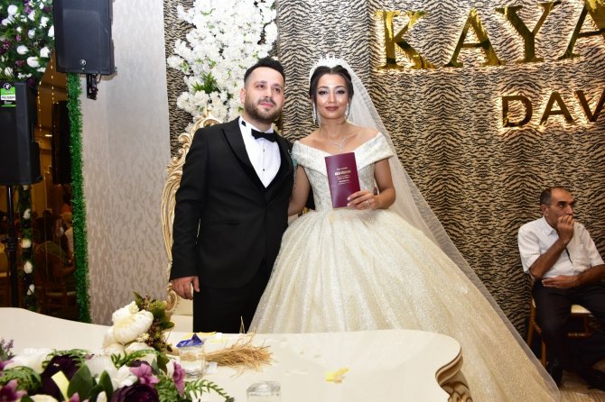 Evlilik Sorusuna Arkadaşlarına Danışarak Cevap Veren Damat Güldürdü