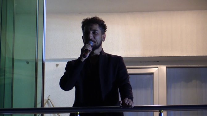 Korona Virüse Yakalanan Müzisyen, Evinin Balkonundan Konser Verdi