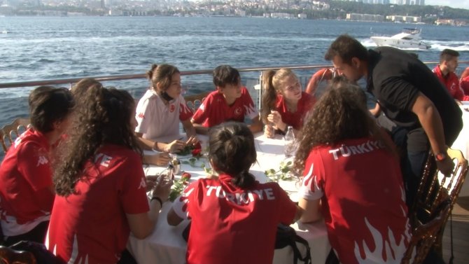 Tokyo Şampiyonu Milli Sporcular Nene Hatun Gemisiyle Boğaz Turunda Buluştu