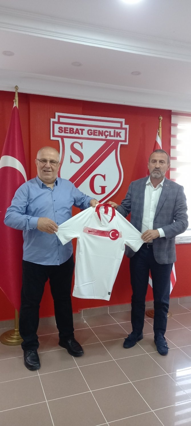 Hacıkerimoğlu’ndan Asırlık Çınarı Ziyaret
