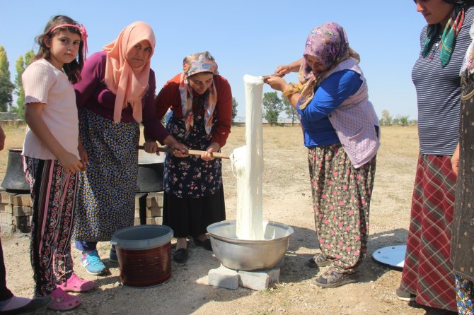Kadınlar El Ele Verip 8 Çeşit Peynir Üretti