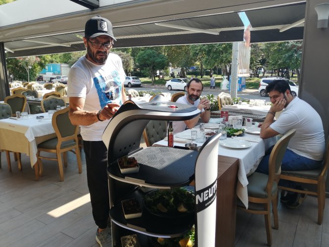 Kadıköy’de Kebapçıda Robot Garson İle Servis Dönemi