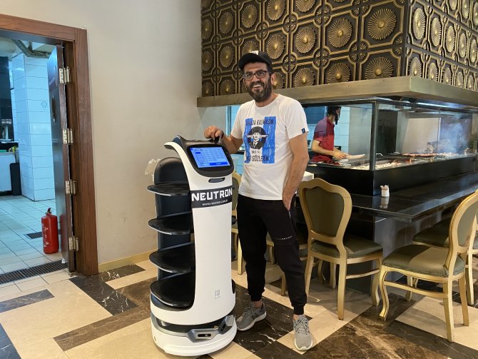 Kadıköy’de Kebapçıda Robot Garson İle Servis Dönemi