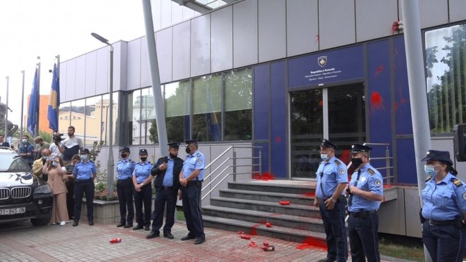Kadın Cinayetleri Protestosunda Başbakanlık Binasına Kırmızı Boya Atıldı