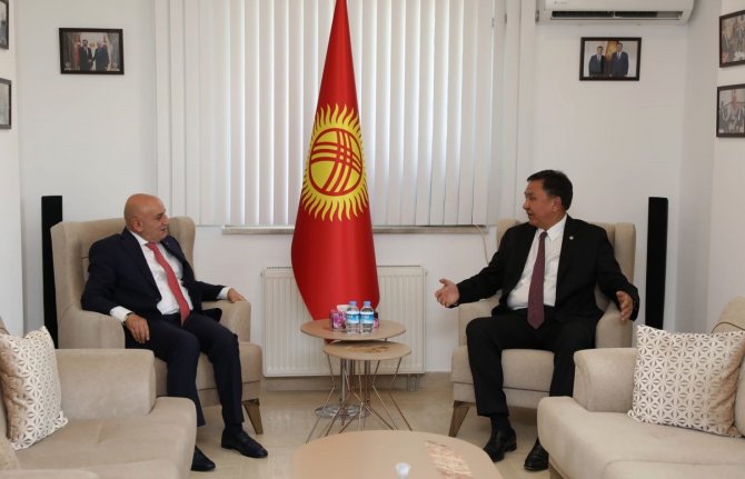 Kırgızistan Cumhurbaşkanı Caparov’dan Başkan Altınok’a Devlet Nişanı