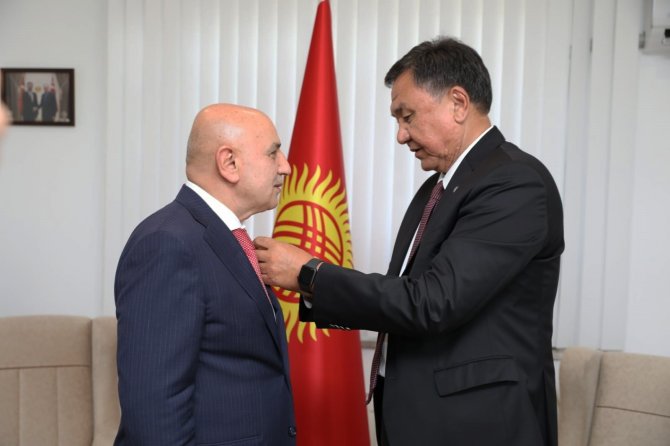 Kırgızistan Cumhurbaşkanı Caparov’dan Başkan Altınok’a Devlet Nişanı