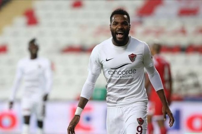 Aaron Boupendza Resmen Al-arabi’de