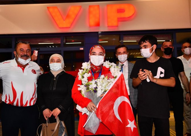 Avrupa Şampiyonu Karateci Keyda Nur Çolak’a Havalimanında Coşkulu Karşılama