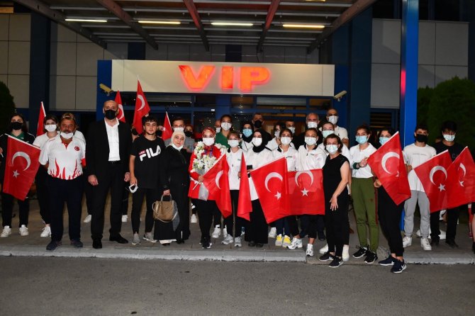 Avrupa Şampiyonu Karateci Keyda Nur Çolak’a Havalimanında Coşkulu Karşılama