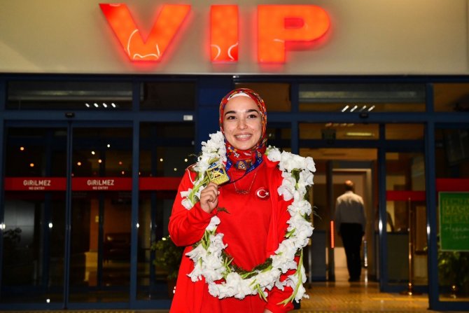Avrupa Şampiyonu Karateci Keyda Nur Çolak’a Havalimanında Coşkulu Karşılama
