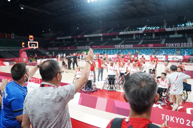 Milliler, Kanada’yı 77-73 Mağlup Etti
