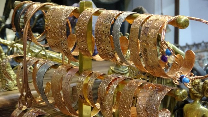 Bakır Bileziğe Motif Katarak Yeni Neslin Kullanabileceği Hale Getirdi