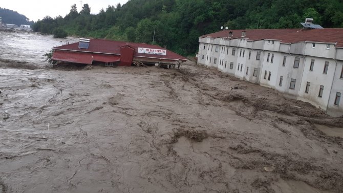 Gelen Telefonu Dikkate Aldı, Fabrikayı Tahliye Ederek 100 Kişinin Hayatını Kurtardı