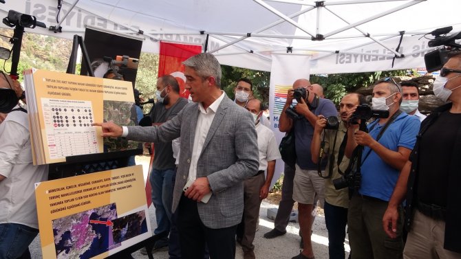 Kılıçdaroğlu Marmaris’te Evleri Yanan Aileyi Ziyaret Etti, Yeşillenen Bir Ağacın Fotoğrafını Çekti