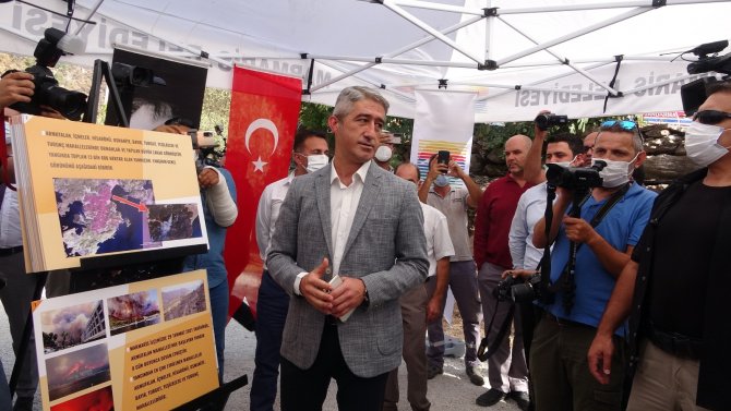 Kılıçdaroğlu Marmaris’te Evleri Yanan Aileyi Ziyaret Etti, Yeşillenen Bir Ağacın Fotoğrafını Çekti