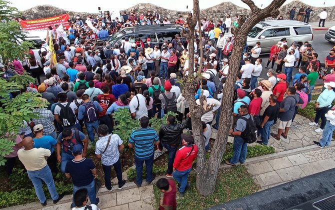 Meksika Devlet Başkanı Obrador, Aracının Etrafını Saran Göstericiler İle Görüşmeyi Kabul Etti