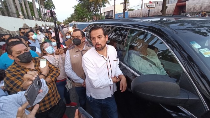 Meksika Devlet Başkanı Obrador, Aracının Etrafını Saran Göstericiler İle Görüşmeyi Kabul Etti