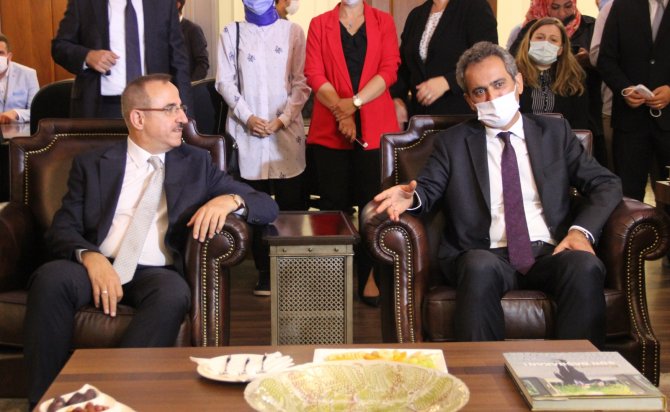 Bakan Özer’den Ak Parti İ̇zmir’e Ziyaret