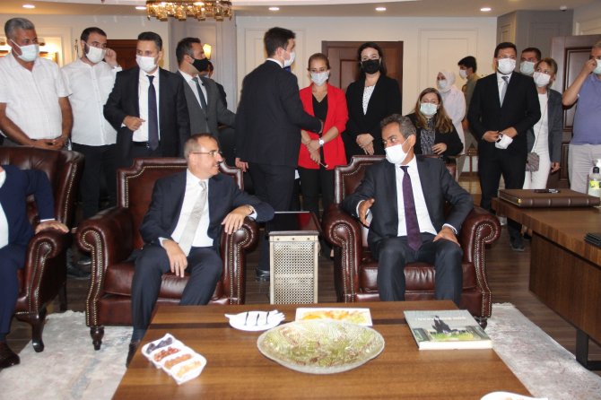 Bakan Özer’den Ak Parti İ̇zmir’e Ziyaret