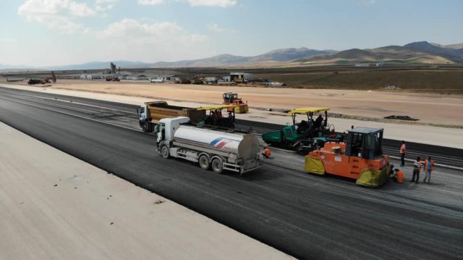 Gümüşhane-bayburt Havaalanında Pistin Asfaltlama İşlemine Başlandı