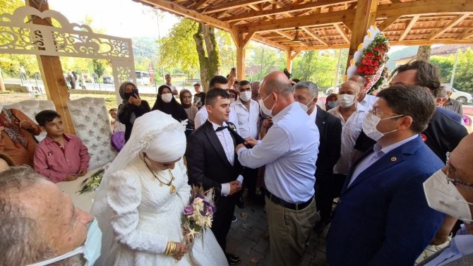 Bakan Soylu, Sel Bölgesinde Yolunun Üzerindeki Uzman Çavuşun Düğününe Katıldı