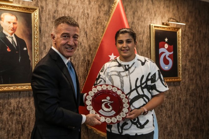 Ahmet Ağaoğlu: "Busenaz Sürmeneli Gururumuz Oldu"
