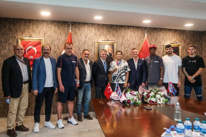 Ahmet Ağaoğlu: "Busenaz Sürmeneli Gururumuz Oldu"