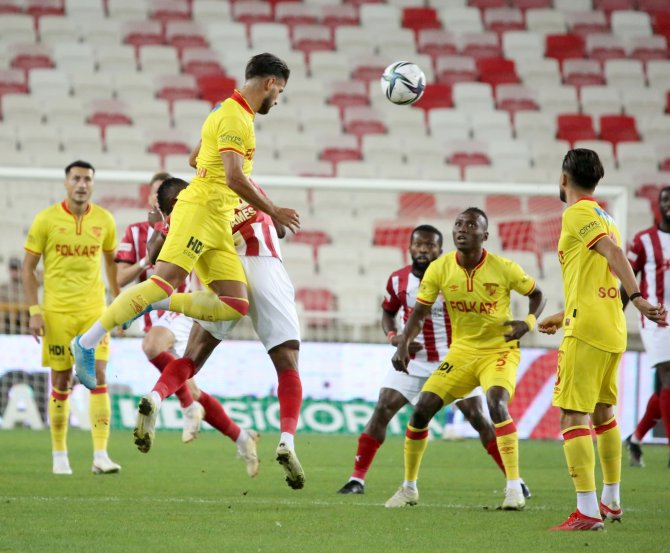 Süper Lig: D.g. Sivasspor: 1 - Göztepe: 0 (İ̇lk Yarı)