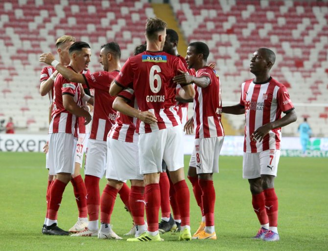Süper Lig: D.g. Sivasspor: 1 - Göztepe: 0 (İ̇lk Yarı)