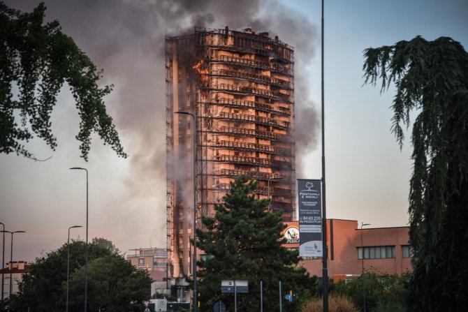 İ̇talya’da 15 Katlı Binada Korkutan Yangın