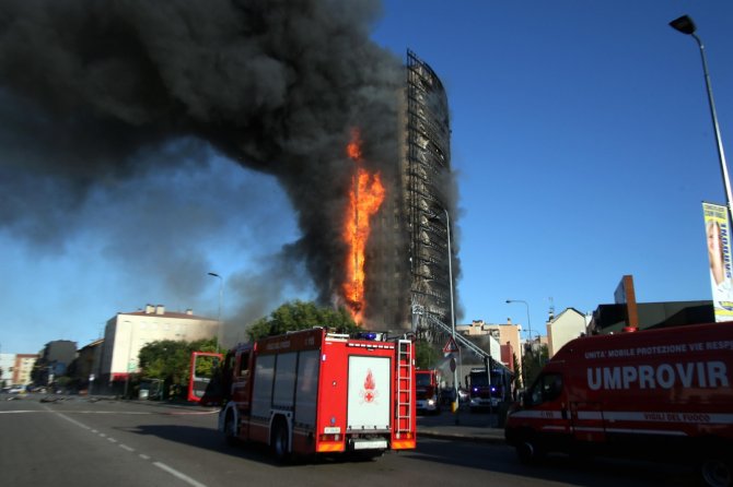 İ̇talya’da 15 Katlı Binada Korkutan Yangın