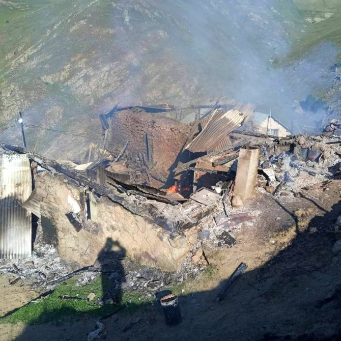 Gümüşhane’de 2 Ev Ve Ahır Küle Döndü
