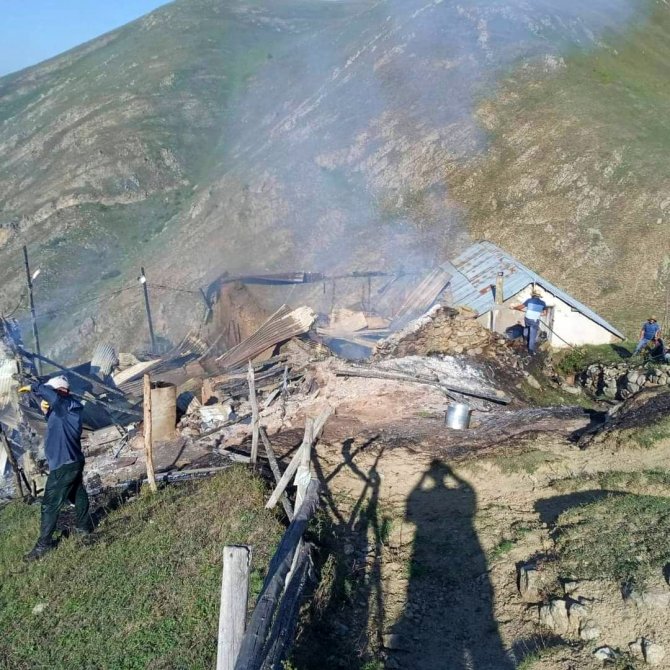 Gümüşhane’de 2 Ev Ve Ahır Küle Döndü